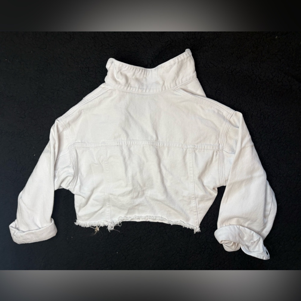 Stylish White Cropped Denim Jacket - Picture 6 of 6